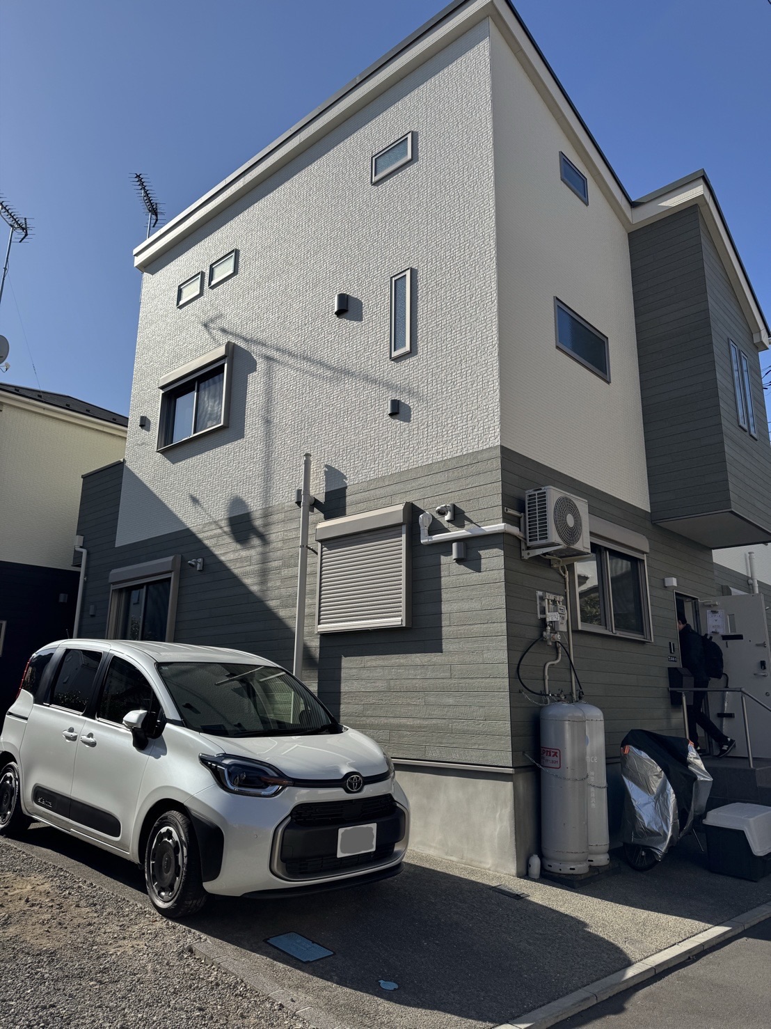 スタジオの外観と敷地内の駐車スペース（お車1台分）